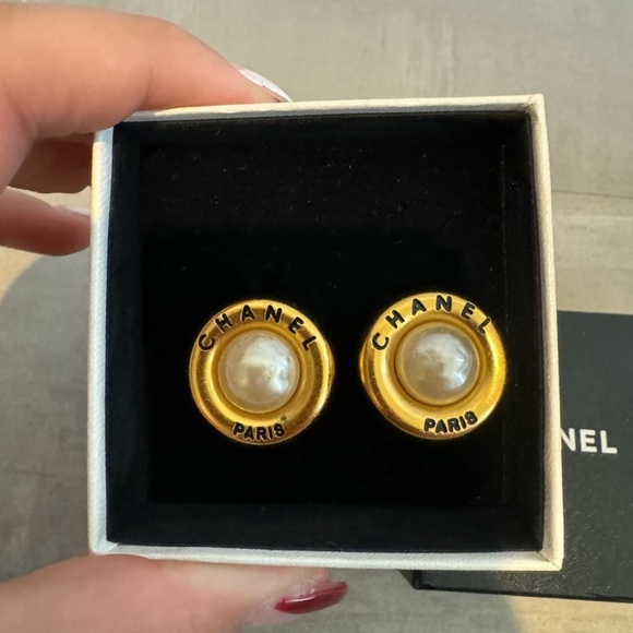 Chanel Vintage Round Pearl Clip On
$750 100% authentic! Includes Chanel box! - Picture 1 of 6